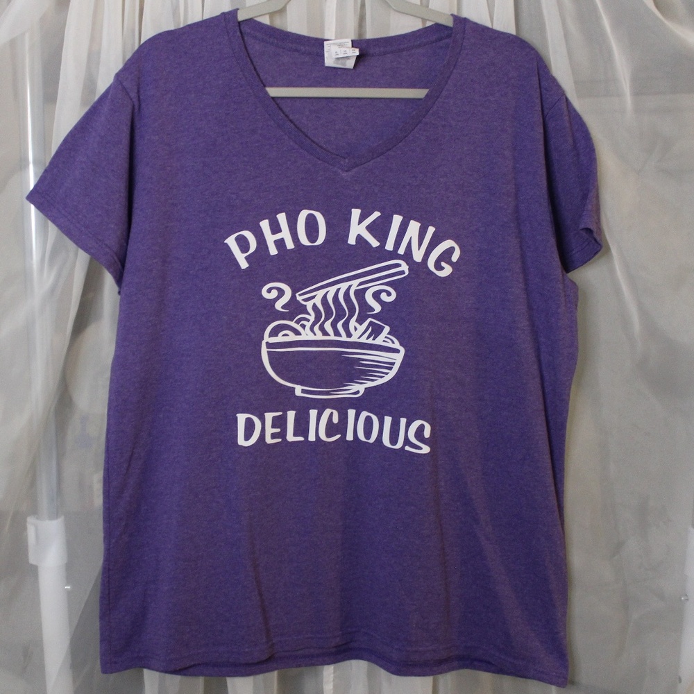 PreLoved Purple "Pho King Delicious" v-neck tee in Sz(XL)